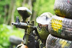 Position de fixation de joueur de Paintball photos stock Position de fixation de joueur de Paintball photos stock