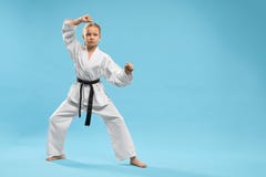 Position sportive de fille dans la position et karaté s'exerçant dans le studio photos stock Position sportive de fille dans la position et karaté s'exerçant dans le studio photos stock