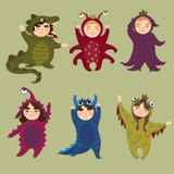Positionnement mignon de monstre Enfants dans des costumes de monstre illustration libre de droits Positionnement mignon de monstre Enfants dans des costumes de monstre illustration libre de droits