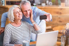 Positiva selfies för senorpardanande arkivbild Positiva selfies för senorpardanande arkivbild