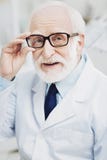 Positiver männlicher Doktor, der Patienten begrüßt lizenzfreie stockbilder Positiver männlicher Doktor, der Patienten begrüßt lizenzfreie stockbilder