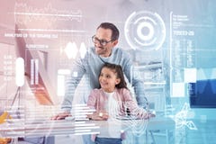 Positiver Tutor, der zum Tabelle beim Betrachten des Schirmes und des Lächelns sich lehnt Stockbild Positiver Tutor, der zum Tabelle beim Betrachten des Schirmes und des Lächelns sich lehnt Stockbild