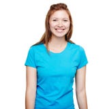 Posição de sorriso da mulher nova Conceito de projeto azul do t-shirt fotos de stock royalty free Posição de sorriso da mulher nova Conceito de projeto azul do t-shirt fotos de stock royalty free