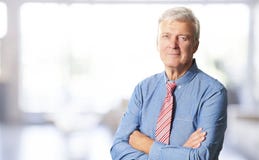 Posição superior do homem de negócios com os braços cruzados no escritório fotos de stock Posição superior do homem de negócios com os braços cruzados no escritório fotos de stock