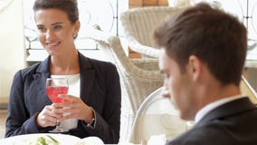 Posse da mulher um o vidro do suco Posse da mulher um o vidro do suco