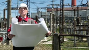 Post technische directeur met werkende tekeningen bij kernenergiepost stock footage Post technische directeur met werkende tekeningen bij kernenergiepost stock footage