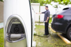 Post van de mensen de werkende Voeding voor elektrische auto Stock Afbeelding Post van de mensen de werkende Voeding voor elektrische auto Stock Afbeelding