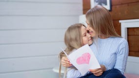 Postal sorprendida del regalo de vacaciones de la abertura de la madre que celebra día de madres feliz o feliz cumpleaños almacen de metraje de vídeo Postal sorprendida del regalo de vacaciones de la abertura de la madre que celebra día de madres feliz o feliz cumpleaños almacen de metraje de vídeo