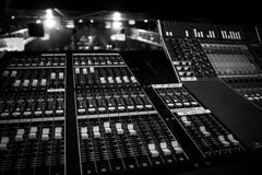 Poste de la consola de Live Venue Digital Audio Mixing foto de archivo Poste de la consola de Live Venue Digital Audio Mixing foto de archivo