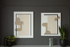 Poster auf grauer Wand über Kabinett mit Anlagen im Wohnzimmerinnenraum Reales Foto stockbild Poster auf grauer Wand über Kabinett mit Anlagen im Wohnzimmerinnenraum Reales Foto stockbild