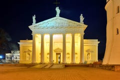 Posto della cattedrale di Vilnius su tempo di sera di inverno Immagini Stock Posto della cattedrale di Vilnius su tempo di sera di inverno Immagini Stock
