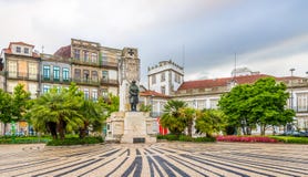 Posto di Carlos Alberto con il memoriale della prima guerra mondiale Oporto - nel Portogallo fotografia stock libera da diritti Posto di Carlos Alberto con il memoriale della prima guerra mondiale Oporto - nel Portogallo fotografia stock libera da diritti