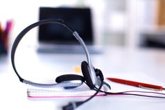 Posto di lavoro vuoto dell'operatore di servizio della call center Cuffia avricolare, vetri, tastiera e monitor nel luogo di lavo immagine stock libera da diritti Posto di lavoro vuoto dell'operatore di servizio della call center Cuffia avricolare, vetri, tastiera e monitor nel luogo di lavo immagine stock libera da diritti