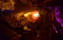 POSTOJNA-GROTTA, SLOVENIEN - DECEMBER 21, 2017: Belysning av den Postojna grottan under händelsen av bosatta julkrubbor royaltyfri bild POSTOJNA-GROTTA, SLOVENIEN - DECEMBER 21, 2017: Belysning av den Postojna grottan under händelsen av bosatta julkrubbor royaltyfri bild