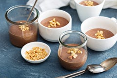 Postre del yogur del chocolate con los cacahuetes salados fotos de archivo Postre del yogur del chocolate con los cacahuetes salados fotos de archivo