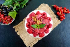 Postre sano delicioso: yogur, bayas frescas, granola, salsa de la frambuesa Fotos de archivo libres de regalías Postre sano delicioso: yogur, bayas frescas, granola, salsa de la frambuesa Fotos de archivo libres de regalías