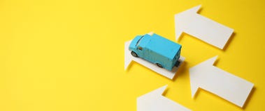 Posttransport und -verschiffen Kurierservicekonzept Lieferung durch LKW lizenzfreie stockfotos Posttransport und -verschiffen Kurierservicekonzept Lieferung durch LKW lizenzfreie stockfotos
