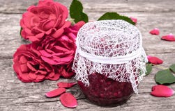 Pot de confiture des pétales de rose sur une table en bois avec des fleurs des roses Confiserie de fleur Nourriture saine images stock Pot de confiture des pétales de rose sur une table en bois avec des fleurs des roses Confiserie de fleur Nourriture saine images stock