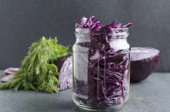 Pot en verre avec le chou rouge, l'aneth et les anneaux frais coupés de la préparation d'oignon pour la fermentation sur la surfa images stock Pot en verre avec le chou rouge, l'aneth et les anneaux frais coupés de la préparation d'oignon pour la fermentation sur la surfa images stock