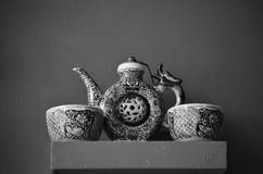 Pot et tasses antiques de thé images libres de droits Pot et tasses antiques de thé images libres de droits