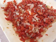 Pot met pepersalade voor barbecue met ui royalty-vrije stock afbeelding Pot met pepersalade voor barbecue met ui royalty-vrije stock afbeelding