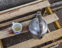 Pot ? l'ancienne de th? avec une tasse image libre de droits Pot ? l'ancienne de th? avec une tasse image libre de droits