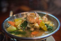 Potage aux légumes mélangé épicé avec la crevette dans un pot, nourriture thaïlandaise Image libre de droits Potage aux légumes mélangé épicé avec la crevette dans un pot, nourriture thaïlandaise Image libre de droits