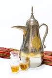 Pote y vidrios árabes del café imágenes de archivo libres de regalías Pote y vidrios árabes del café imágenes de archivo libres de regalías