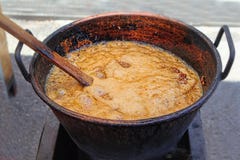 Potenciômetro do caramelo, fazendo amêndoas adoçadas, mercado de Sineu, Espanha imagens de stock Potenciômetro do caramelo, fazendo amêndoas adoçadas, mercado de Sineu, Espanha imagens de stock