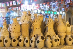 Potenciômetros da terracota para a venda em Nizwa, Omã foto de stock royalty free Potenciômetros da terracota para a venda em Nizwa, Omã foto de stock royalty free