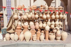 Potenciômetros da terracota para a venda em Nizwa, Omã fotografia de stock royalty free Potenciômetros da terracota para a venda em Nizwa, Omã fotografia de stock royalty free