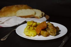 Potiron avec des pommes de terre et poulet sur un fond foncé photo stock Potiron avec des pommes de terre et poulet sur un fond foncé photo stock