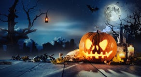 Potiron fantasmagorique de Halloween sur les planches en bois Photo stock Potiron fantasmagorique de Halloween sur les planches en bois Photo stock