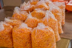 Potiron râpé pour un tarte dans un sac en plastique 2 de congélateur photo libre de droits Potiron râpé pour un tarte dans un sac en plastique 2 de congélateur photo libre de droits