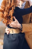 Potomstwa dobierają się w miłości ściska w ulicie w mieście obrazy stock Potomstwa dobierają się w miłości ściska w ulicie w mieście obrazy stock