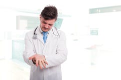 Potomstwa fabrykują z nadgarstku bólem w kliniki biurze fotografia stock Potomstwa fabrykują z nadgarstku bólem w kliniki biurze fotografia stock