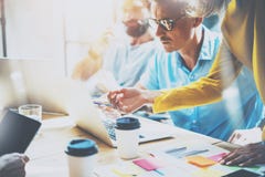 Potomstwa Grupują Coworkers Robi Wielkim decyzjom biznesowym Kreatywnie Drużynowej dyskusi pracy pojęcia Korporacyjny studio Nowy obrazy royalty free Potomstwa Grupują Coworkers Robi Wielkim decyzjom biznesowym Kreatywnie Drużynowej dyskusi pracy pojęcia Korporacyjny studio Nowy obrazy royalty free