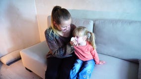 Potomstwa matki wytarcia ostrożnie wprowadzać córka, dziecko dostaje chory zbiory Potomstwa matki wytarcia ostrożnie wprowadzać córka, dziecko dostaje chory zbiory