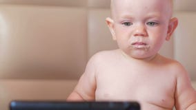Potomstwa matkują żywieniowego ślicznego dziecka z łyżką owsianka Dziecka obsiadanie na gapienie kreskówkach na pastylka pececie zdjęcie wideo Potomstwa matkują żywieniowego ślicznego dziecka z łyżką owsianka Dziecka obsiadanie na gapienie kreskówkach na pastylka pececie zdjęcie wideo