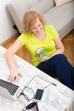 Potomstwa plus wielkościowa kobieta pracuje na laptopie fotografia stock Potomstwa plus wielkościowa kobieta pracuje na laptopie fotografia stock