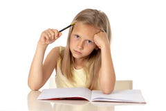 Potomstwa uczą kogoś studenckiej dziewczyny patrzeje nieszczęśliwi i zmęczeni w edukaci pojęciu zdjęcie stock Potomstwa uczą kogoś studenckiej dziewczyny patrzeje nieszczęśliwi i zmęczeni w edukaci pojęciu zdjęcie stock