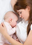Potomstwo matka breastfeeds jej dziecka Karmienie obrazy royalty free Potomstwo matka breastfeeds jej dziecka Karmienie obrazy royalty free