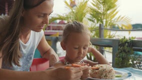 Potomstwo matka uczy jej ślicznej małej córki jeść z chopsticks zbiory wideo Potomstwo matka uczy jej ślicznej małej córki jeść z chopsticks zbiory wideo