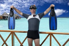 Potomstwo sportów mężczyzna z flippers, maską i tubką blisko morza, Maldives zdjęcia stock Potomstwo sportów mężczyzna z flippers, maską i tubką blisko morza, Maldives zdjęcia stock