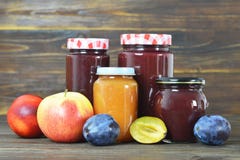 Pots de confiture sur le fond en bois images libres de droits Pots de confiture sur le fond en bois images libres de droits