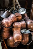 Pots de cuivre de café à un marché en plein air à Istanbul, Turquie photographie stock libre de droits Pots de cuivre de café à un marché en plein air à Istanbul, Turquie photographie stock libre de droits