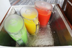 Pots de jus frais sur la glace photo libre de droits Pots de jus frais sur la glace photo libre de droits