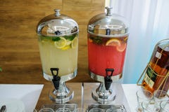 Pots de maçon avec la limonade avec des tranches de fruit sur une partie photos libres de droits Pots de maçon avec la limonade avec des tranches de fruit sur une partie photos libres de droits