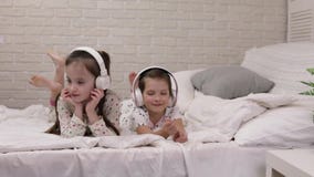 Pouco beb? da crian?a que escuta a m?sica com fones de ouvido vídeos de arquivo Pouco beb? da crian?a que escuta a m?sica com fones de ouvido vídeos de arquivo