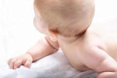Pouco bebê que gerencie para mostrar seu cabelo louro imagem de stock Pouco bebê que gerencie para mostrar seu cabelo louro imagem de stock
